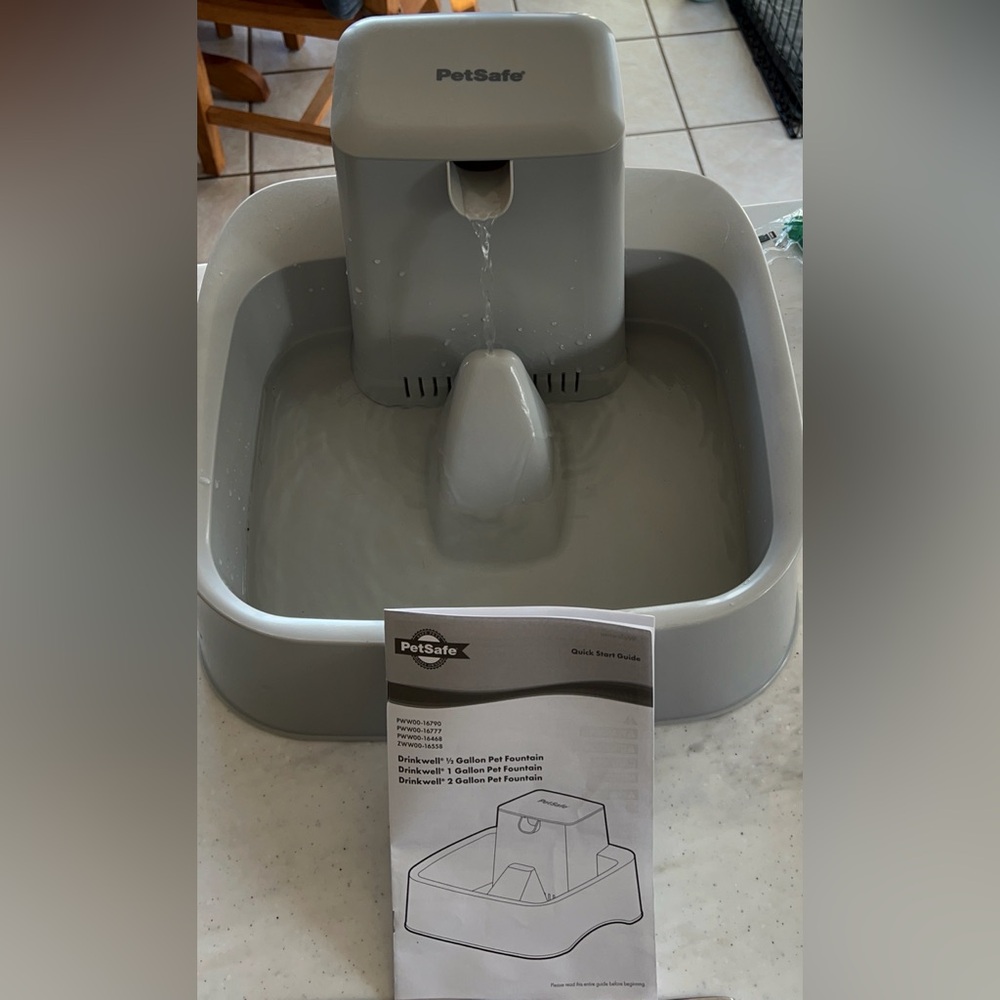 “Pet Safe” Pet Fountain For Fur Animals W/Extra Accessories.Dogs love them.